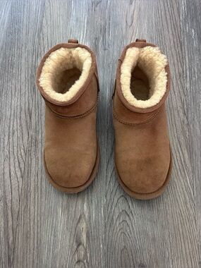 UGG boots short chestnut size 3